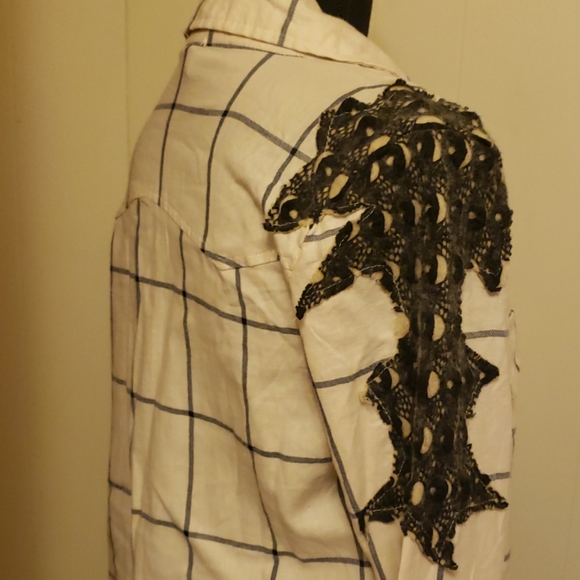 BKE size small Buckle Top NWT $59.95 - Picture 3 of 6